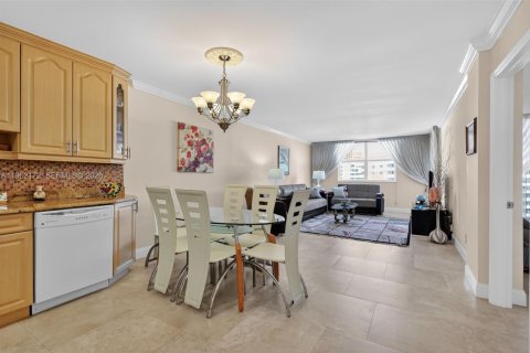 Condo in Hallandale Beach, Florida, 1 bedroom  № 2244200