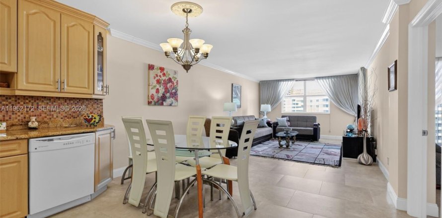 Condo in Hallandale Beach, Florida, 1 bedroom № 2244200
