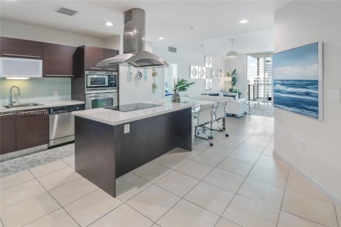 Купить кондоминиум в Норт-Бей-Виллидж, Флорида 2 спальни, 103.4м2, № 1949890 - фото 1
