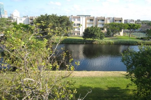 Copropriété à louer à Miami, Floride: 1 chambre, 66.15 m2 № 2047015 - photo 11