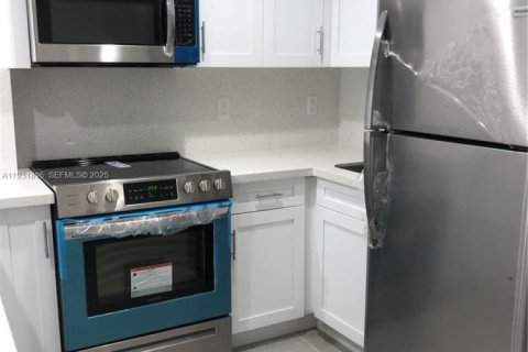 Снять в аренду квартиру в Майами, Флорида 2 спальни, 61.97м2, № 1991925 - фото 2