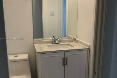 Снять в аренду квартиру в Майами, Флорида 2 спальни, 61.97м2, № 1991925 - фото 3