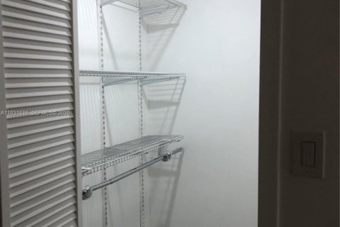 Снять в аренду квартиру в Майами, Флорида 2 спальни, 61.97м2, № 1991925 - фото 4