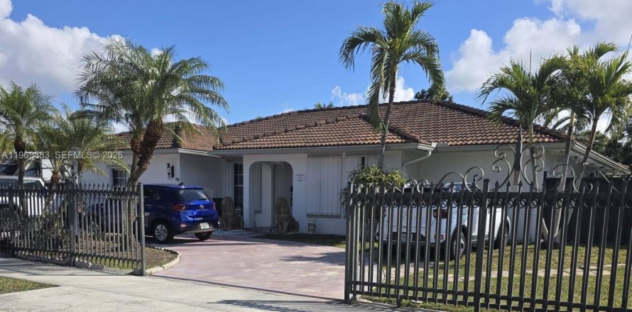 House in Miami, Florida 4 bedrooms, 198.63 sq.m. № 2031017