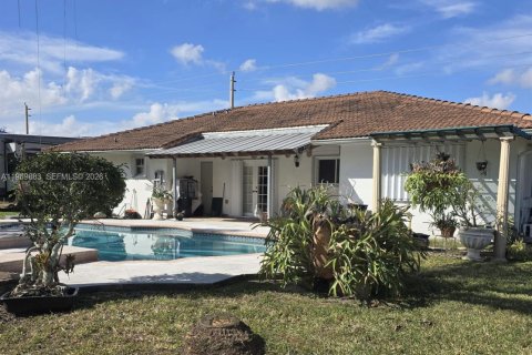 House in Miami, Florida 4 bedrooms, 198.63 sq.m. № 2031017 - photo 5