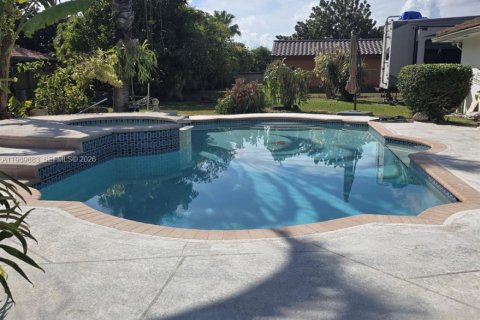 House in Miami, Florida 4 bedrooms, 198.63 sq.m. № 2031017 - photo 4