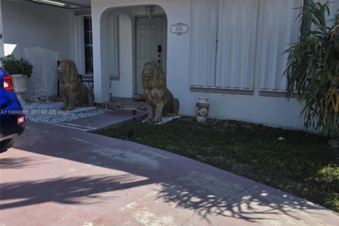 House in Miami, Florida 4 bedrooms, 198.63 sq.m. № 2031017 - photo 2