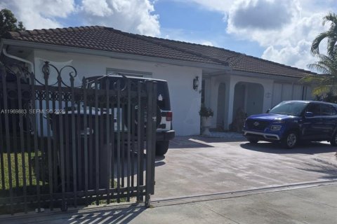 House in Miami, Florida 4 bedrooms, 198.63 sq.m. № 2031017 - photo 3