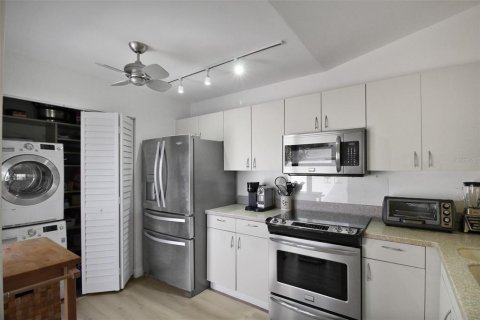 Villa ou maison à louer à Bradenton, Floride: 2 chambres, 99.31 m2 № 2298962 - photo 8