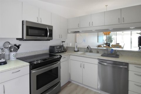 Villa ou maison à louer à Bradenton, Floride: 2 chambres, 99.31 m2 № 2298962 - photo 12