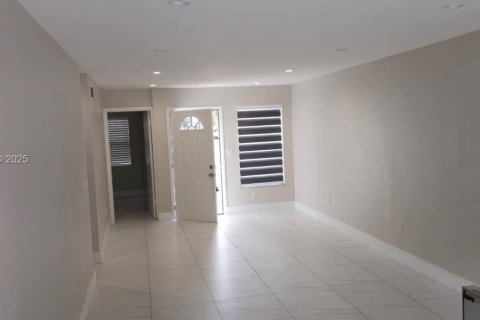 Снять в аренду таунхаус в Майами, Флорида 2 спальни, 73.21м2, № 1992604 - фото 5