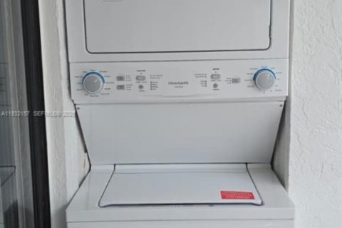 Снять в аренду таунхаус в Майами, Флорида 2 спальни, 73.21м2, № 1992604 - фото 13