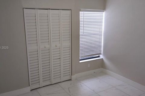 Снять в аренду таунхаус в Майами, Флорида 2 спальни, 73.21м2, № 1992604 - фото 9