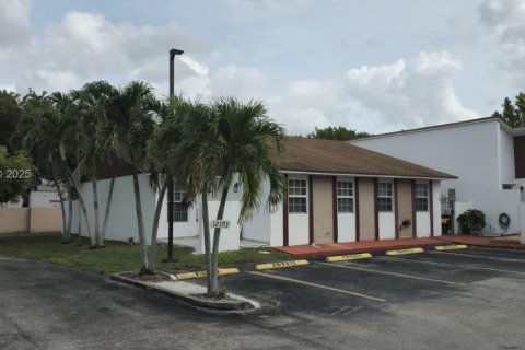 Снять в аренду таунхаус в Майами, Флорида 2 спальни, 73.21м2, № 1992604 - фото 1