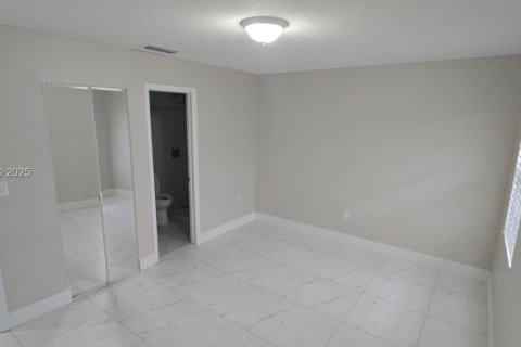 Снять в аренду таунхаус в Майами, Флорида 2 спальни, 73.21м2, № 1992604 - фото 7