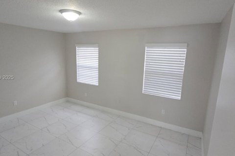 Снять в аренду таунхаус в Майами, Флорида 2 спальни, 73.21м2, № 1992604 - фото 8