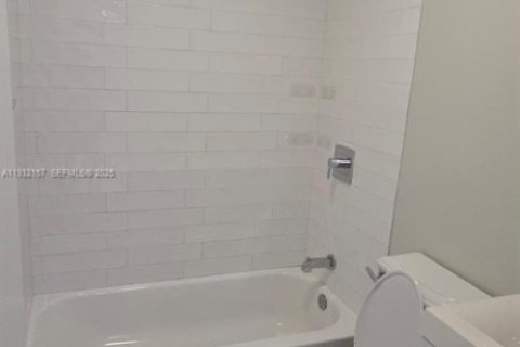 Снять в аренду таунхаус в Майами, Флорида 2 спальни, 73.21м2, № 1992604 - фото 12