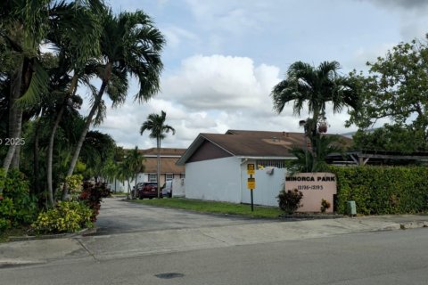 Снять в аренду таунхаус в Майами, Флорида 2 спальни, 73.21м2, № 1992604 - фото 3