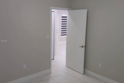 Снять в аренду таунхаус в Майами, Флорида 2 спальни, 73.21м2, № 1992604 - фото 10