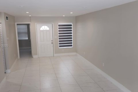 Снять в аренду таунхаус в Майами, Флорида 2 спальни, 73.21м2, № 1992604 - фото 6