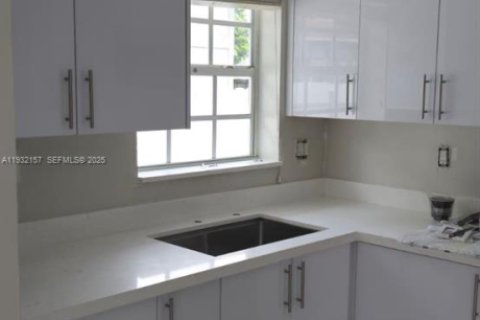 Снять в аренду таунхаус в Майами, Флорида 2 спальни, 73.21м2, № 1992604 - фото 4