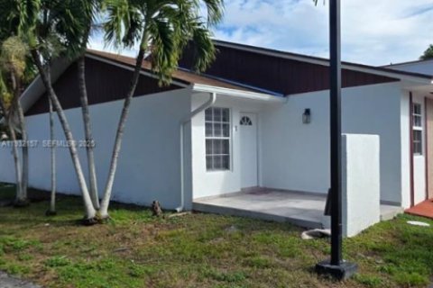 Снять в аренду таунхаус в Майами, Флорида 2 спальни, 73.21м2, № 1992604 - фото 2