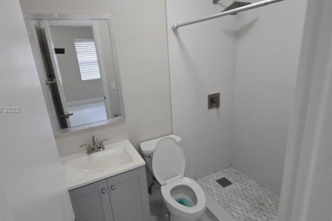 Снять в аренду таунхаус в Майами, Флорида 2 спальни, 73.21м2, № 1992604 - фото 11