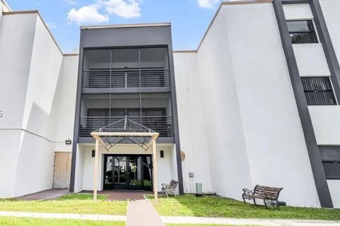 Condominio en alquiler en Hollywood, Florida, 2 dormitorios, 100.98 m2 № 2292282 - foto 2