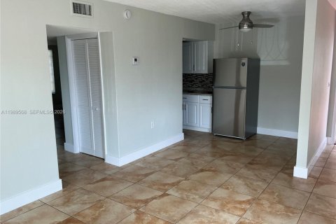 Снять в аренду виллу или дом в Норт-Майами-Бич, Флорида 2 спальни, 83.61м2, № 2058466 - фото 7