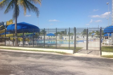 Снять в аренду виллу или дом в Норт-Майами-Бич, Флорида 2 спальни, 83.61м2, № 2058466 - фото 5