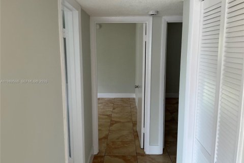 Снять в аренду виллу или дом в Норт-Майами-Бич, Флорида 2 спальни, 83.61м2, № 2058466 - фото 8