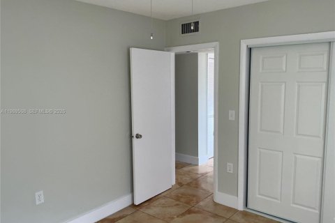 Снять в аренду виллу или дом в Норт-Майами-Бич, Флорида 2 спальни, 83.61м2, № 2058466 - фото 14