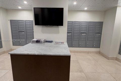 Condominio en alquiler en Miami, Florida, 1 dormitorio, 64.1 m2 № 2339850 - foto 2