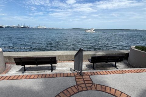 Condominio en alquiler en Miami, Florida, 1 dormitorio, 64.1 m2 № 2339850 - foto 9