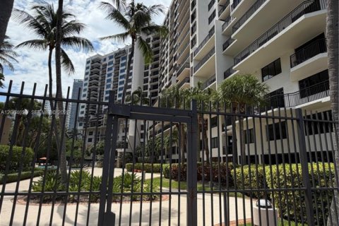 Condominio en alquiler en Miami, Florida, 1 dormitorio, 64.1 m2 № 2339850 - foto 10