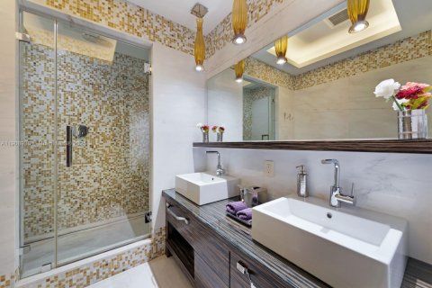 Condominio en venta en Bal Harbour, Florida, 3 dormitorios, 360.83 m2 № 1964385 - foto 18