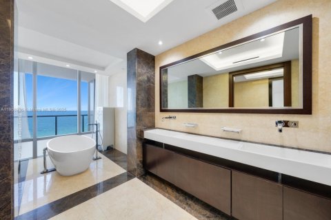 Condominio en venta en Bal Harbour, Florida, 3 dormitorios, 360.83 m2 № 1964385 - foto 7