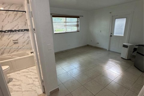 Casa en alquiler en Pembroke Pines, Florida, 4 dormitorios, 208.47 m2 № 1943937 - foto 11