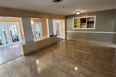 Casa en alquiler en Pembroke Pines, Florida, 4 dormitorios, 208.47 m2 № 1943937 - foto 2