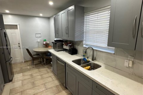 Casa en alquiler en Pembroke Pines, Florida, 4 dormitorios, 208.47 m2 № 1943937 - foto 6