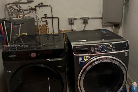 Casa en alquiler en Pembroke Pines, Florida, 4 dormitorios, 208.47 m2 № 1943937 - foto 13