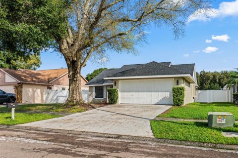 House in Tampa, Florida 3 bedrooms, 137.87 sq.m. № 2413775 - photo 3