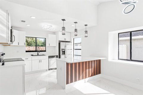 House in Tampa, Florida 3 bedrooms, 137.87 sq.m. № 2413775 - photo 10