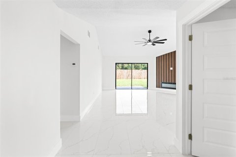 House in Tampa, Florida 3 bedrooms, 137.87 sq.m. № 2413775 - photo 7