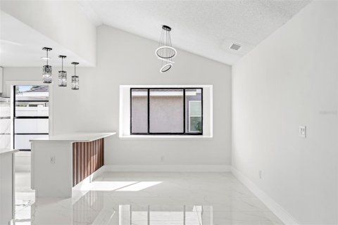 House in Tampa, Florida 3 bedrooms, 137.87 sq.m. № 2413775 - photo 14