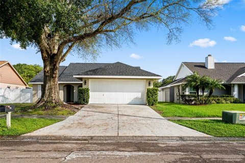 House in Tampa, Florida 3 bedrooms, 137.87 sq.m. № 2413775 - photo 2