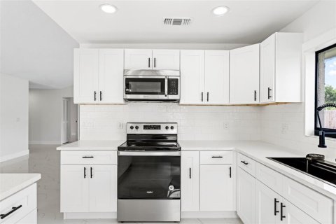 House in Tampa, Florida 3 bedrooms, 137.87 sq.m. № 2413775 - photo 12
