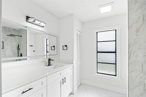 House in Tampa, Florida 3 bedrooms, 137.87 sq.m. № 2413775 - photo 19