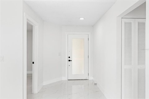 House in Tampa, Florida 3 bedrooms, 137.87 sq.m. № 2413775 - photo 15