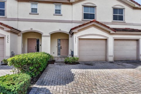 Townhouse in Coral Springs, Florida 3 bedrooms, 135.27 sq.m. № 2372361